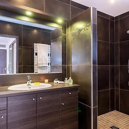 Sleeps 10 Pool Air Con Wifi